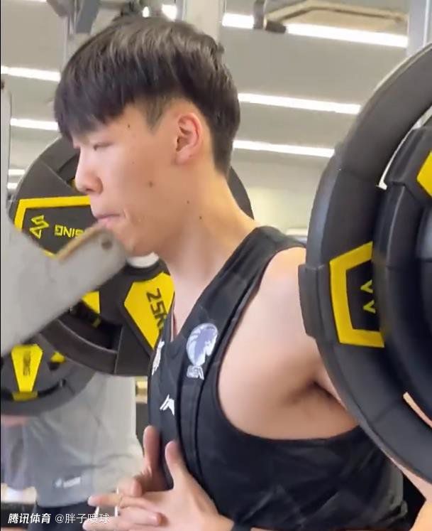 到了第二部，诺兰起头在蝙蝠侠中渗透更多的野心，以质疑我们是不是需要英雄为题，剥析英雄存在乎义的两面性，一方面，蝙蝠侠超出于法令之上的能力，借使倘使掉往心里道德的制衡，自己就是哥谭市最年夜的要挟；另外一方面，在壮大的正面气力下，孕育的是逆反的背面气力，给哥谭市带来的一样是隐藏的不安。